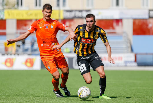 AFC Eskilstunas Mauricio Albornoz och Häckens Egzon Binaku