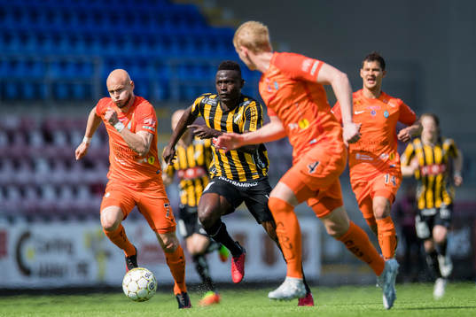 Häckens Alhassan Kamara jagas av AFC Eskilstunas Zourab