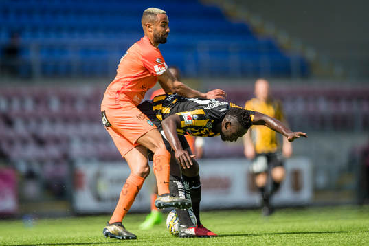 AFC Eskilstunas Ferid Ali i kamp om bollen med Häckens