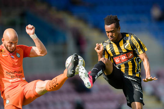 AFC Eskilstunas Zourab Tsiskaridze i kamp om bollen med