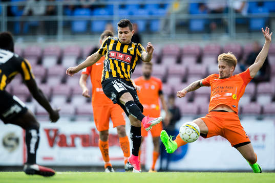 Häckens Paulinho provar skott förbi AFC Eskilstunas