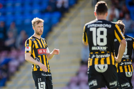 Häckens Rasmus Lindgren manar på lagkamrater