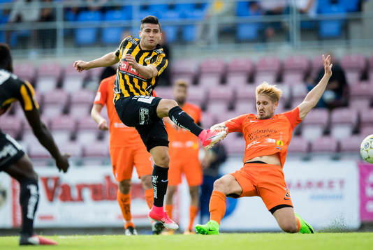 Häckens Paulinho testar skott intill en täckandes AFC