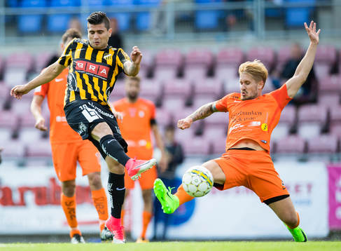 Häckens Paulinho testar skott intill en täckandes AFC