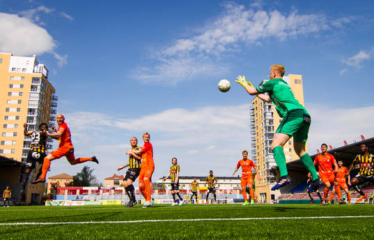 AFC Eskilstunas målvakt Tim Erlandsson med en räddning