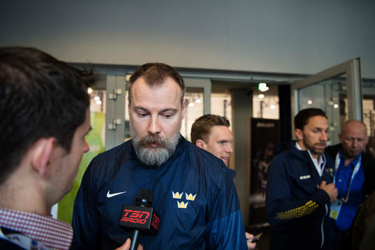 Förbundskapten Rikard Grönborg och Joel Lundqvist på