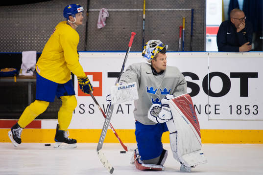 Carl Klingberg och målvakten Viktor Fasth på Sveriges