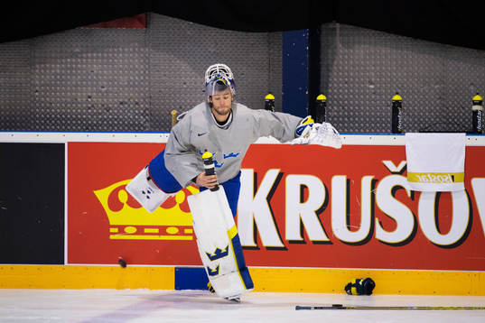 Målvakten Eddie Läck försöker att klacka en puck på