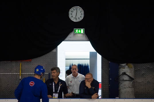 Läkaren Björn Waldebäck går från omklädningsrummet ut