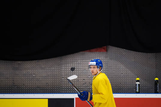 Jonas Brodin på Sveriges ishockeylandslags matchvärmning