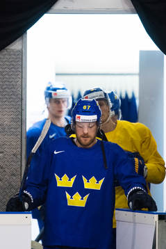 Linus Omark på Sveriges ishockeylandslags matchvärmning