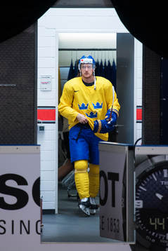 Jonas Brodin på Sveriges ishockeylandslags matchvärmning