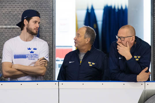 Oliver Ekman Larsson pratar med materialförvaltarna Anders
