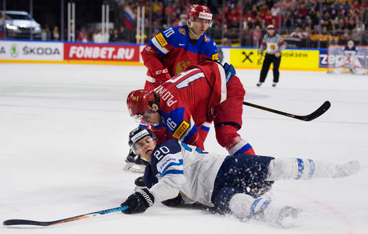 Finlands Sebastian Aho stoppas av Rysslands Sergei Plotnikov