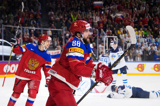 Rysslands Yevgeni Kuznetsov och Nikita Kucherov jublar