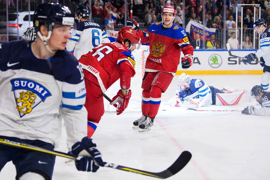 Rysslands Nikita Kucherov och Yevgeni Kuznetsov jublar