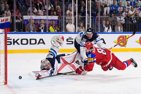 Finlands målvakt Harri Säteri och Joonas Järvinen kan