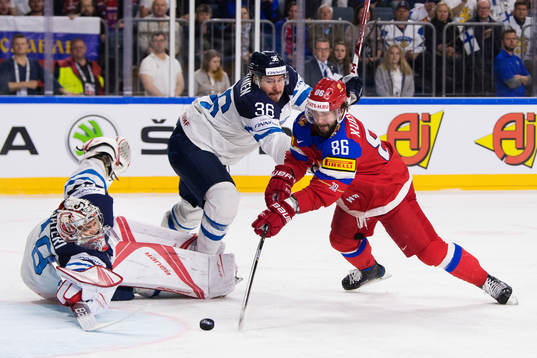 Finlands målvakt Harri Säteri och Joonas Järvinen kan