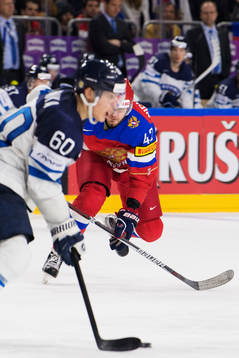 Finlands Julius Honka och Rysslands Valeri Nichushkin