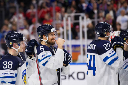 Finlands Juuso Hietanen och Topi Jaakola deppar