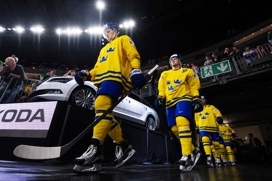 Sveriges William Nylander och Victor Rask på väg ut till