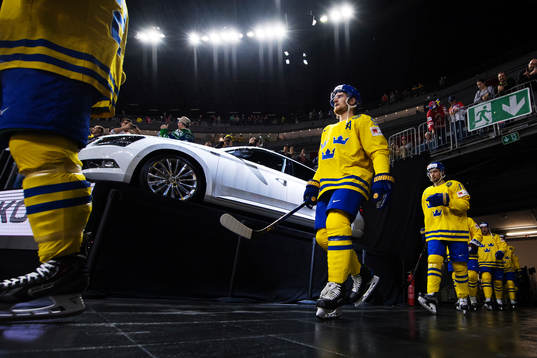 Sveriges Gabriel Landeskog på väg ut till uppvärmningen