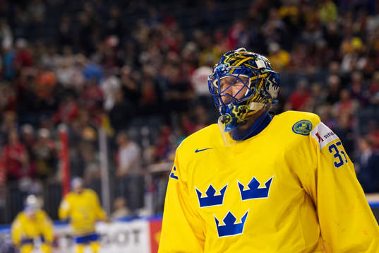 Sveriges målvakt Henrik Lundqvist på uppvärmningen