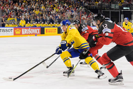 Sveriges William Nylander jagas av Kanadas Sean Couturier