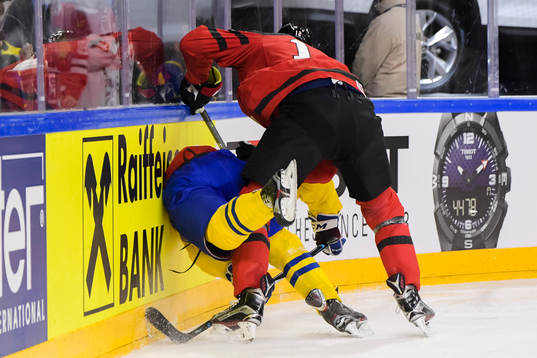 Sveriges Oscar Lindberg tacklas av Kanadas Colton Parayko