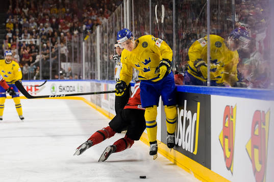Sveriges Joel Eriksson Ek undviker tackling från Kanadas
