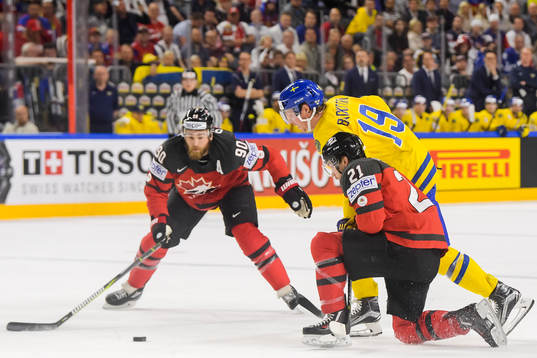Kanadas Ryan O’Reilly och Brayden Point försvarar mot