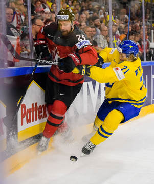 Kanadas Calvin de Haan tacklas av Sveriges William Karlsson