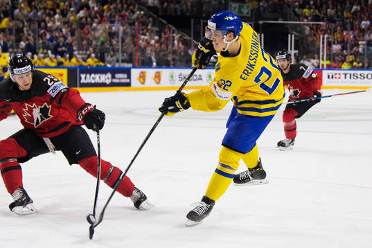 Kanadas Nate McKinnon utmanas av Sveriges Joel Eriksson Ek