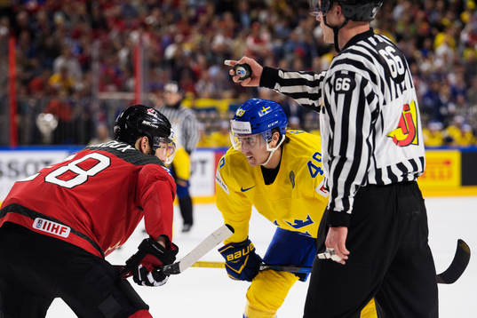 Kanadas Claude Giroux och Sveriges Victor Rask vid en