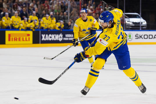 Sveriges Victor Hedman skjuter ett skott