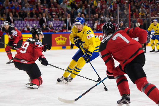 Kanadas Mike Matheson utmanas av Sveriges Victor Rask