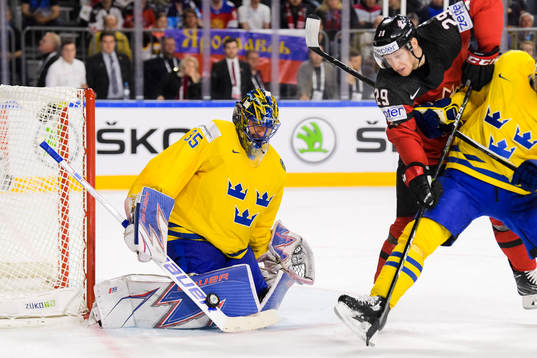 Sveriges målvakt Henrik Lundqvist räddar skott framför