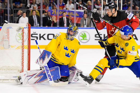 Sveriges målvakt Henrik Lundqvist räddar skott framför