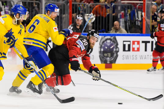 Sveriges Victor Hedman och Anton Strålman försvarar mot