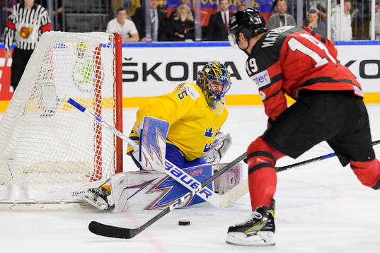 Kanadas Mike Matheson utmanar Sveriges målvakt Henrik