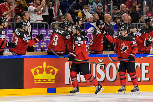 Kanadas Ryan O’Reilly och Mitch Marner jublar
