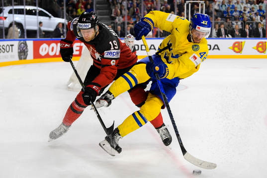 Kanadas Mike Matheson tacklar Sveriges Joakim Nordström