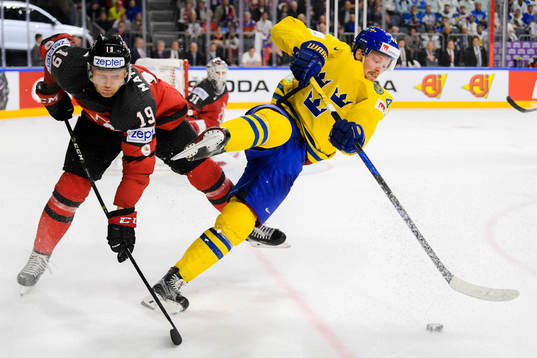 Kanadas Mike Matheson tacklar Sveriges Joakim Nordström