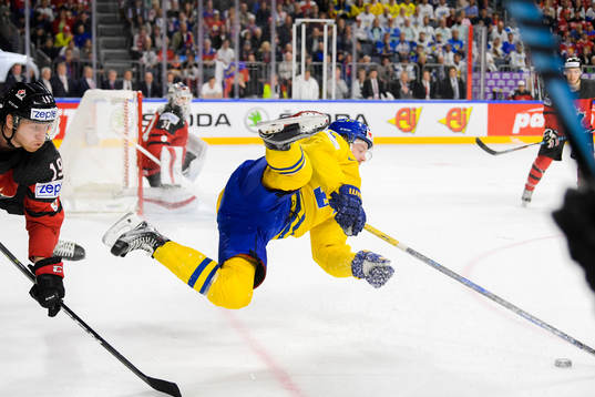 Kanadas Mike Matheson tacklar Sveriges Joakim Nordström