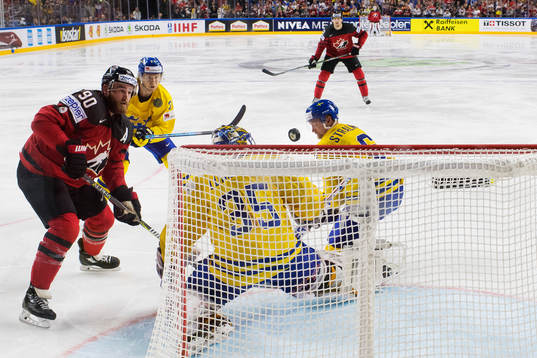 Kanadas Ryan O’Reilly skjuter in 1-1 bakom Sveriges