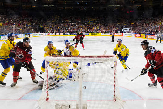 Kanadas Ryan O’Reilly skjuter in 1-1 bakom Sveriges