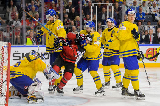 Sveriges Marcus Krüger i en kamp med Kanadas Brayden Point