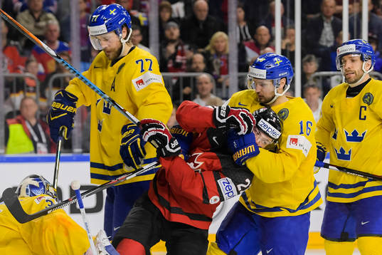 Sveriges Marcus Krüger i en kamp med Kanadas Brayden Point