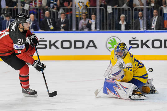 Sveriges målvakt Henrik Lundqvist räddar straff från