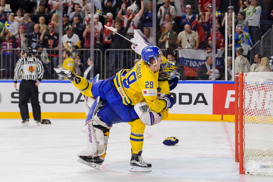 Sveriges William Nylander och målvakt Henrik Lundqvist